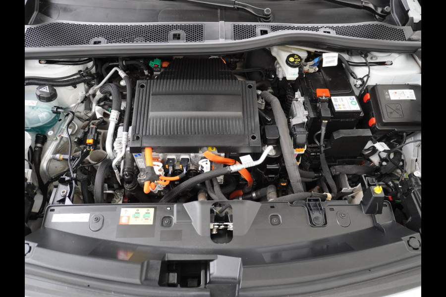 Peugeot e-2008 EV Active Pack 50kWh Navi Ecc Apple Carplay Android Auto Cruise Control Keyless DAB+ Bluetooth Led Connected services Verkeersbord detectie 1e Eigenaar Origineel Nederlandse Auto
