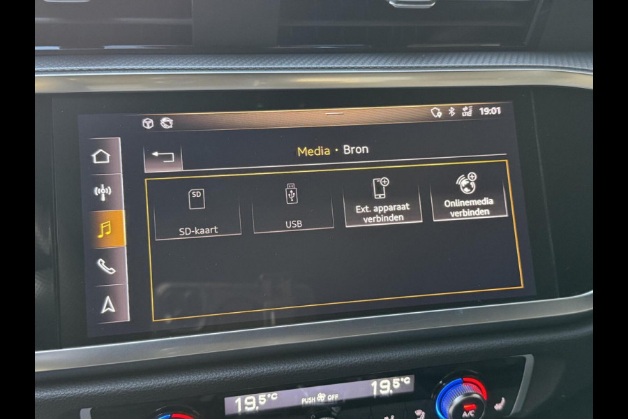 Audi Q3 40 TFSI quattro S Line Automaat | Leren bekleding | Stoelverwarming | Climate control | Cruise control | Lane assist & dode hoek