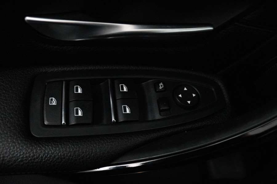 BMW 3-serie 320i High Executive (GROOT-NAVIGATIE, ELEKT. WEGKLAPBARE TREKHAAK, STOELVERWARMING, DEALER ONDERHOUDEN)