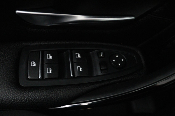BMW 3-serie 320i High Executive (GROOT-NAVIGATIE, ELEKT. WEGKLAPBARE TREKHAAK, STOELVERWARMING, DEALER ONDERHOUDEN)