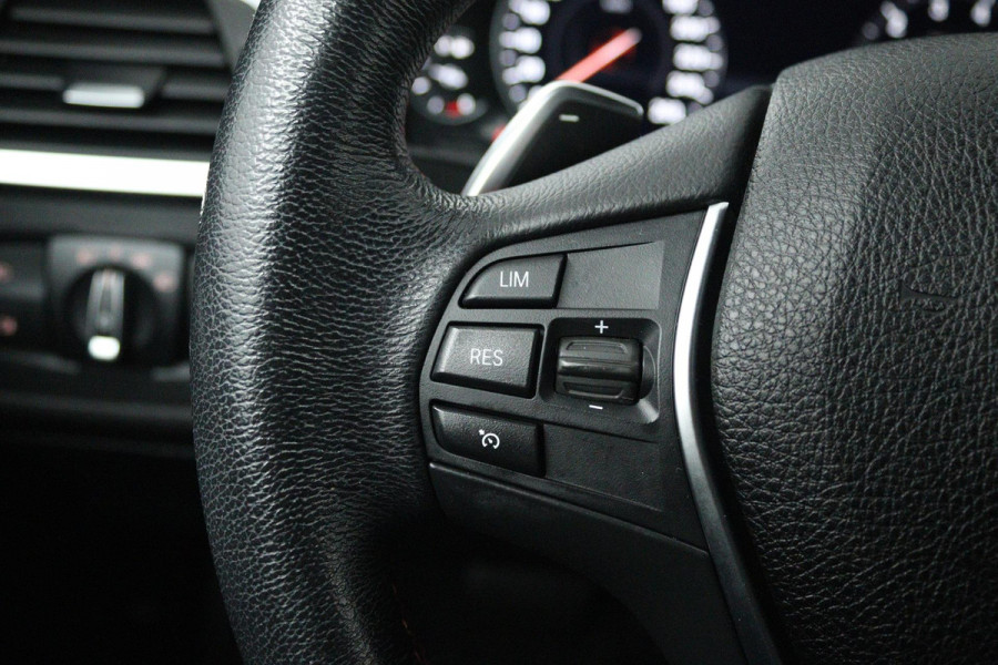 BMW 3-serie 320i High Executive (GROOT-NAVIGATIE, ELEKT. WEGKLAPBARE TREKHAAK, STOELVERWARMING, DEALER ONDERHOUDEN)