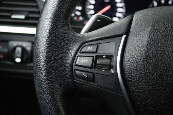BMW 3-serie 320i High Executive (GROOT-NAVIGATIE, ELEKT. WEGKLAPBARE TREKHAAK, STOELVERWARMING, DEALER ONDERHOUDEN)