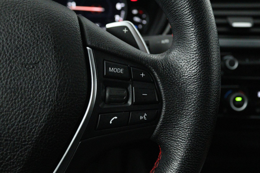 BMW 3-serie 320i High Executive (GROOT-NAVIGATIE, ELEKT. WEGKLAPBARE TREKHAAK, STOELVERWARMING, DEALER ONDERHOUDEN)