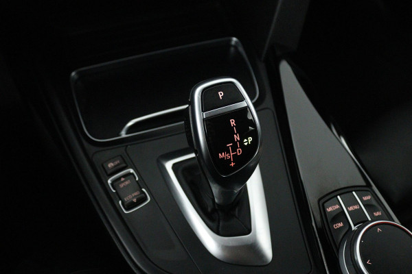BMW 3-serie 320i High Executive (GROOT-NAVIGATIE, ELEKT. WEGKLAPBARE TREKHAAK, STOELVERWARMING, DEALER ONDERHOUDEN)