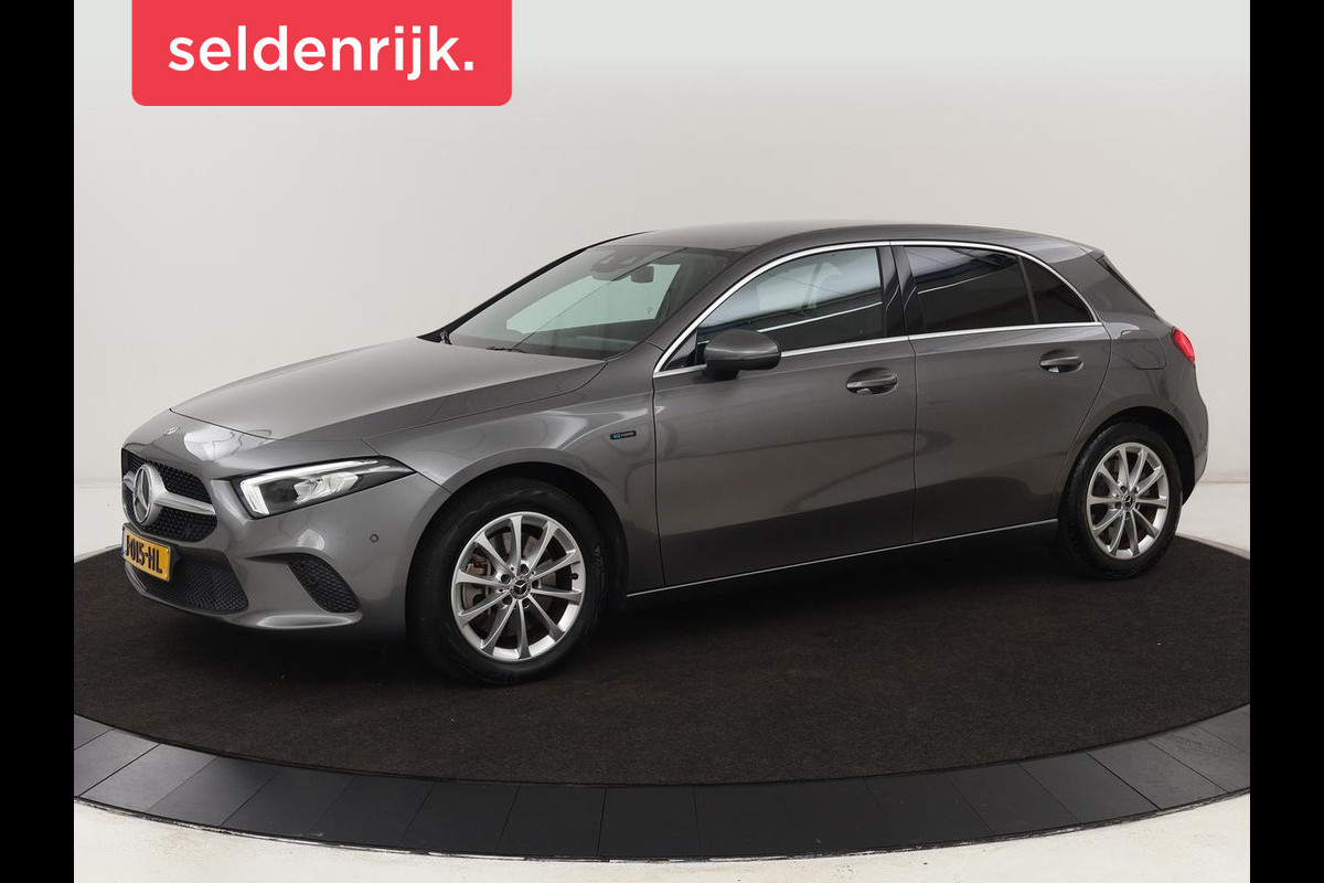 Mercedes-Benz A-Klasse 250e Business Solution Luxury | Leder | Trekhaak | Stoelverwarming | Camera | Sfeerverlichting | Navigatie | Park Assist | Full LED | Widescreen