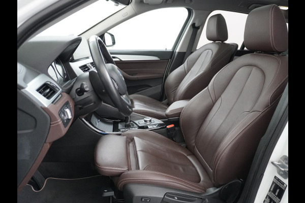 BMW X1 sDrive20i Automaat Leder Panoramadak Trekhaak Navi-Pro Ecc Cruise Control High Executive Sport Line Keyless Pdc Stoelverwarming Led Elek.Achterklep Privacy Glas Mooie complete auto!