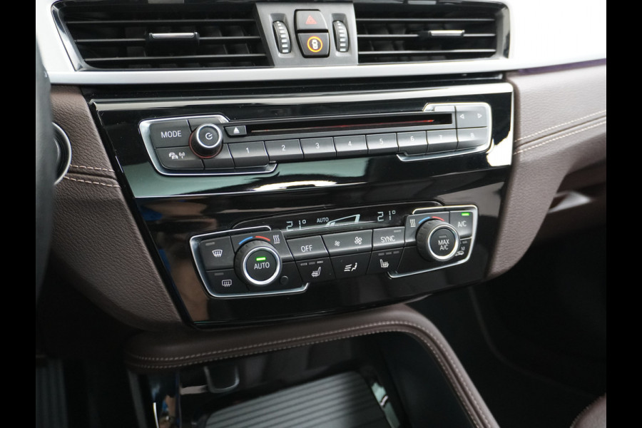 BMW X1 sDrive20i Automaat Leder Panoramadak Trekhaak Navi-Pro Ecc Cruise Control High Executive Sport Line Keyless Pdc Stoelverwarming Led Elek.Achterklep Privacy Glas Mooie complete auto!