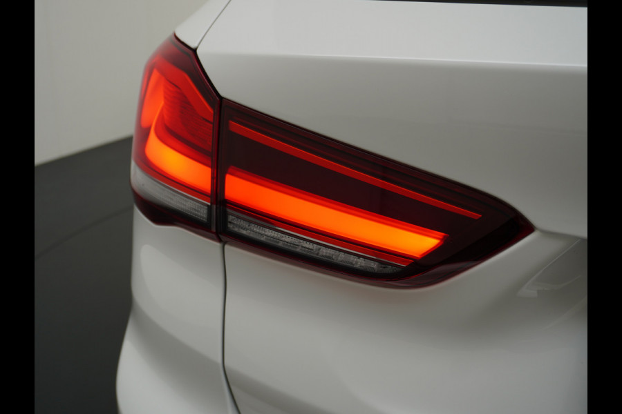 BMW X1 sDrive20i Automaat Leder Panoramadak Trekhaak Navi-Pro Ecc Cruise Control High Executive Sport Line Keyless Pdc Stoelverwarming Led Elek.Achterklep Privacy Glas Mooie complete auto!