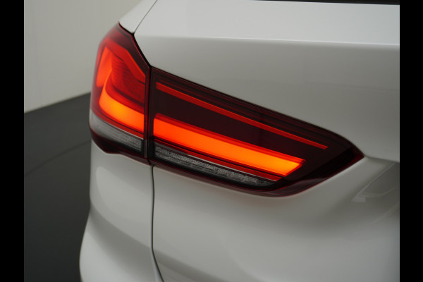 BMW X1 sDrive20i Automaat Leder Panoramadak Trekhaak Navi-Pro Ecc Cruise Control High Executive Sport Line Keyless Pdc Stoelverwarming Led Elek.Achterklep Privacy Glas Mooie complete auto!