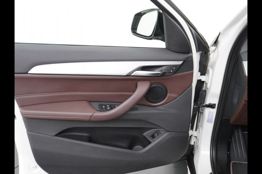 BMW X1 sDrive20i Automaat Leder Panoramadak Trekhaak Navi-Pro Ecc Cruise Control High Executive Sport Line Keyless Pdc Stoelverwarming Led Elek.Achterklep Privacy Glas Mooie complete auto!