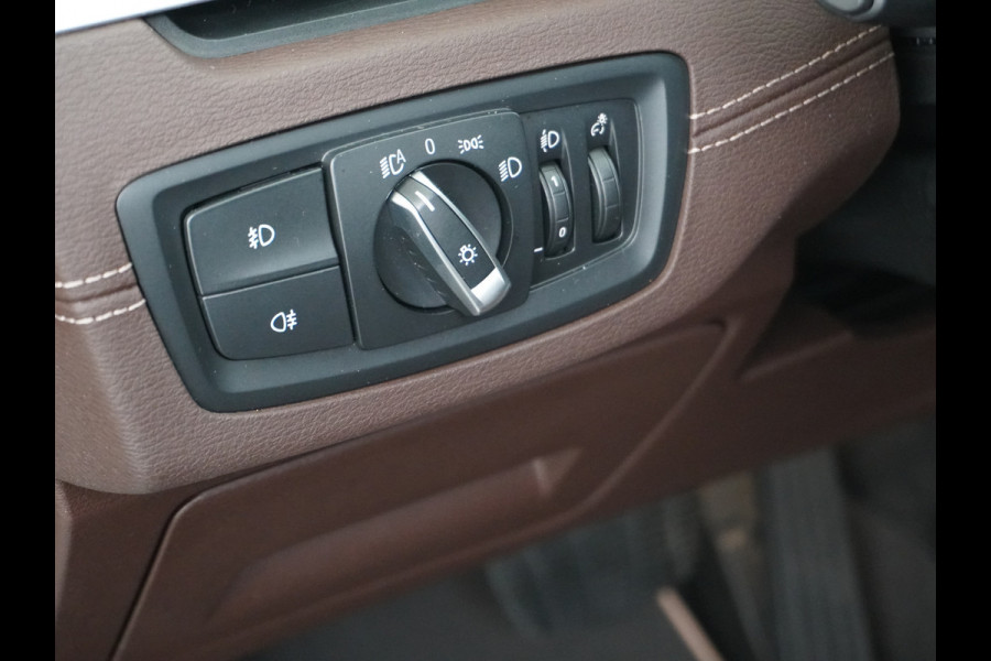 BMW X1 sDrive20i Automaat Leder Panoramadak Trekhaak Navi-Pro Ecc Cruise Control High Executive Sport Line Keyless Pdc Stoelverwarming Led Elek.Achterklep Privacy Glas Mooie complete auto!
