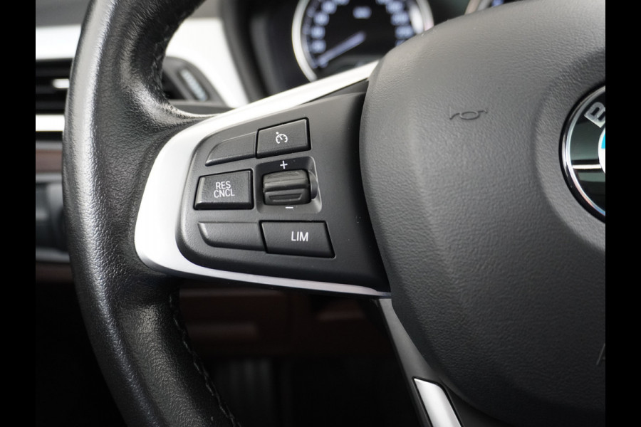 BMW X1 sDrive20i Automaat Leder Panoramadak Trekhaak Navi-Pro Ecc Cruise Control High Executive Sport Line Keyless Pdc Stoelverwarming Led Elek.Achterklep Privacy Glas Mooie complete auto!
