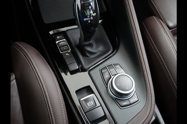 BMW X1 sDrive20i Automaat Leder Panoramadak Trekhaak Navi-Pro Ecc Cruise Control High Executive Sport Line Keyless Pdc Stoelverwarming Led Elek.Achterklep Privacy Glas Mooie complete auto!