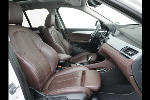 BMW X1 sDrive20i Automaat Leder Panoramadak Trekhaak Navi-Pro Ecc Cruise Control High Executive Sport Line Keyless Pdc Stoelverwarming Led Elek.Achterklep Privacy Glas Mooie complete auto!