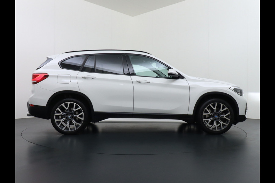 BMW X1 sDrive20i Automaat Leder Panoramadak Trekhaak Navi-Pro Ecc Cruise Control High Executive Sport Line Keyless Pdc Stoelverwarming Led Elek.Achterklep Privacy Glas Mooie complete auto!