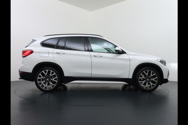BMW X1 sDrive20i Automaat Leder Panoramadak Trekhaak Navi-Pro Ecc Cruise Control High Executive Sport Line Keyless Pdc Stoelverwarming Led Elek.Achterklep Privacy Glas Mooie complete auto!