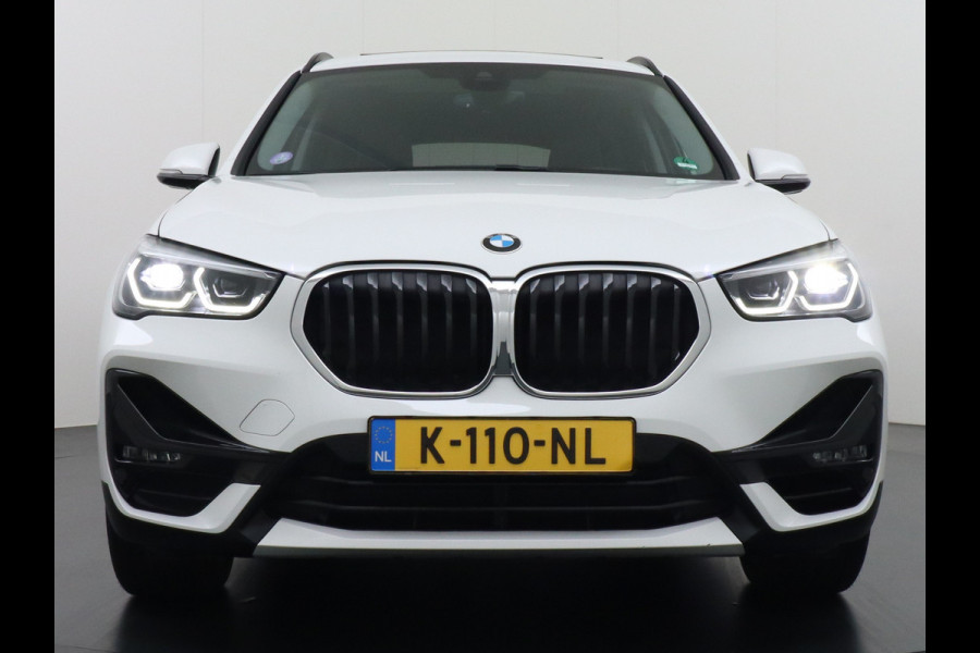 BMW X1 sDrive20i Automaat Leder Panoramadak Trekhaak Navi-Pro Ecc Cruise Control High Executive Sport Line Keyless Pdc Stoelverwarming Led Elek.Achterklep Privacy Glas Mooie complete auto!