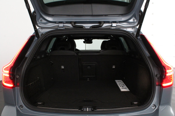 Volvo V60 2.0 B3 Plus Dark > Standkachel/Pano.schuif/Trekhaak/360 camera/Harman Kardon