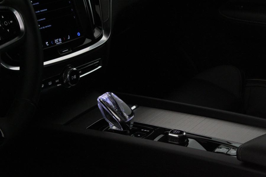 Volvo V60 2.0 B3 Plus Dark > Standkachel/Pano.schuif/Trekhaak/360 camera/Harman Kardon