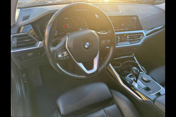 BMW 3-serie 330e eDrive Edition Sportline | Stoelverwarming | Cruise Control | Leer | Camera | Keyless | Apple Carplay | Ambiance Verlichting | HIFI | Parkeersensoren | Navigatie | NAP | Sport