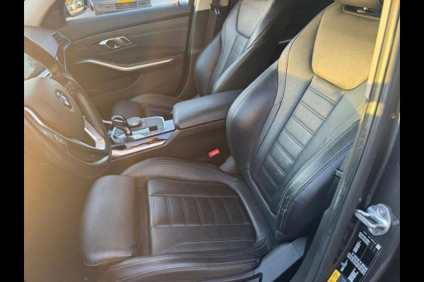 BMW 3-serie 330e eDrive Edition Sportline | Stoelverwarming | Cruise Control | Leer | Camera | Keyless | Apple Carplay | Ambiance Verlichting | HIFI | Parkeersensoren | Navigatie | NAP | Sport