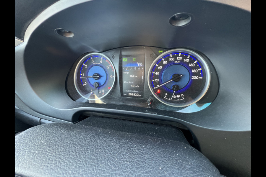 Toyota Hilux 2.4 D-4D-F Xtra Cab Professional