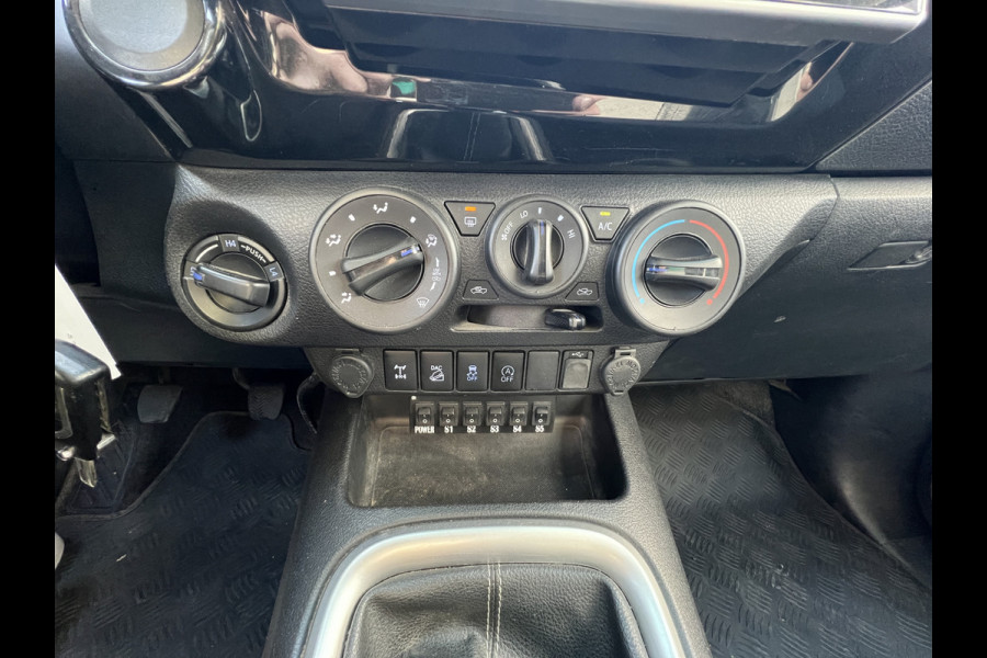 Toyota Hilux 2.4 D-4D-F Xtra Cab Professional