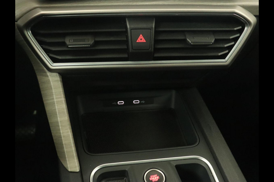 Seat Leon 1.4 TSI eHybrid PHEV Xcellence | Adaptive cruise | Carplay | Sfeerverlichting | Navigatie | Leder/Alcantara | Camera | Digital Cockpit | Plug In