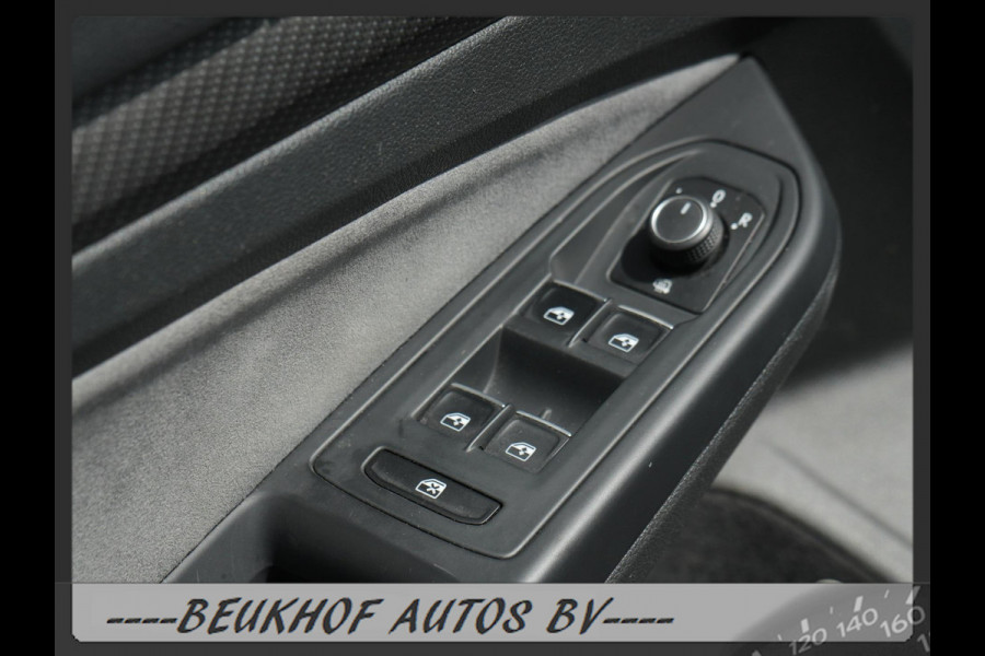Volkswagen Golf 1.5 eTSI R-Line Pano H&K Audio Cruise Camera