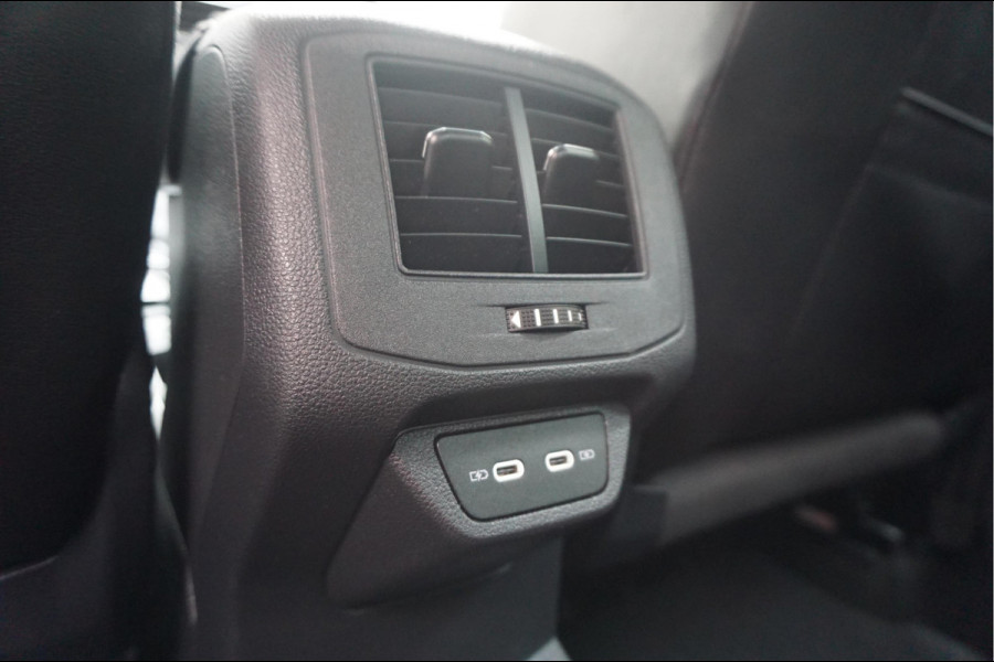 Volkswagen T-Roc 1.5 TSI R-Line Black Style | Facelift | Panoramadak | IQ light | Virtual cockpit | Adaptive + Lane departure | Apple Carplay | Sfeerverlichting | Dealer onderhouden Business+