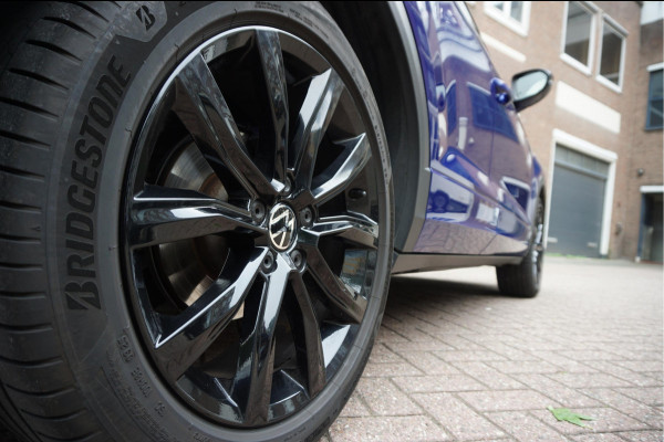Volkswagen T-Roc 1.5 TSI R-Line Black Style | Facelift | Panoramadak | IQ light | Virtual cockpit | Adaptive + Lane departure | Apple Carplay | Sfeerverlichting | Dealer onderhouden Business+