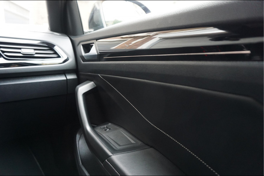 Volkswagen T-Roc 1.5 TSI R-Line Black Style | Facelift | Panoramadak | IQ light | Virtual cockpit | Adaptive + Lane departure | Apple Carplay | Sfeerverlichting | Dealer onderhouden Business+