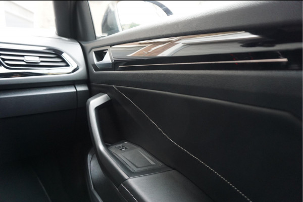 Volkswagen T-Roc 1.5 TSI R-Line Black Style | Facelift | Panoramadak | IQ light | Virtual cockpit | Adaptive + Lane departure | Apple Carplay | Sfeerverlichting | Dealer onderhouden Business+