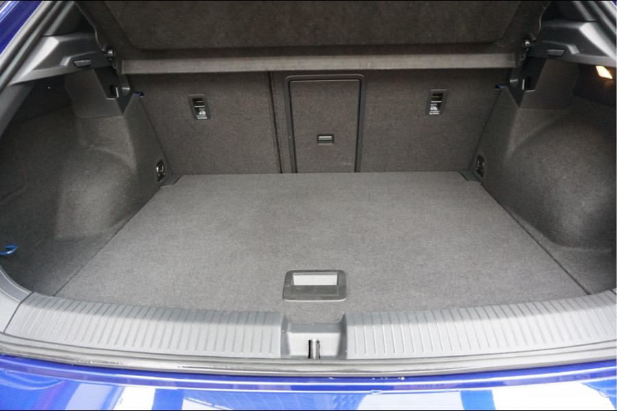 Volkswagen T-Roc 1.5 TSI R-Line Black Style | Facelift | Panoramadak | IQ light | Virtual cockpit | Adaptive + Lane departure | Apple Carplay | Sfeerverlichting | Dealer onderhouden Business+