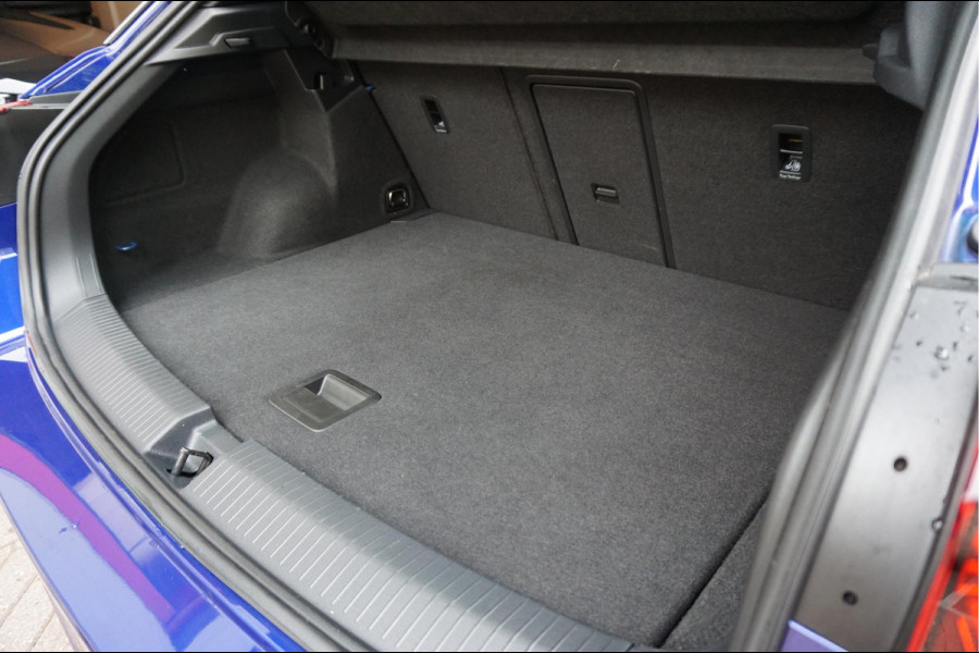Volkswagen T-Roc 1.5 TSI R-Line Black Style | Facelift | Panoramadak | IQ light | Virtual cockpit | Adaptive + Lane departure | Apple Carplay | Sfeerverlichting | Dealer onderhouden Business+
