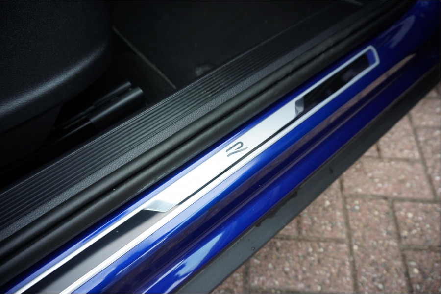 Volkswagen T-Roc 1.5 TSI R-Line Black Style | Facelift | Panoramadak | IQ light | Virtual cockpit | Adaptive + Lane departure | Apple Carplay | Sfeerverlichting | Dealer onderhouden Business+