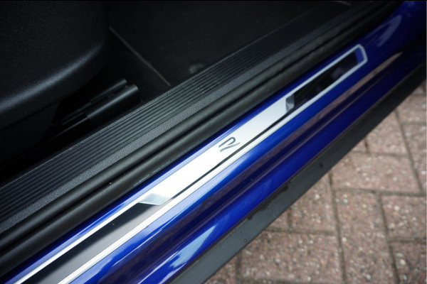 Volkswagen T-Roc 1.5 TSI R-Line Black Style | Facelift | Panoramadak | IQ light | Virtual cockpit | Adaptive + Lane departure | Apple Carplay | Sfeerverlichting | Dealer onderhouden Business+