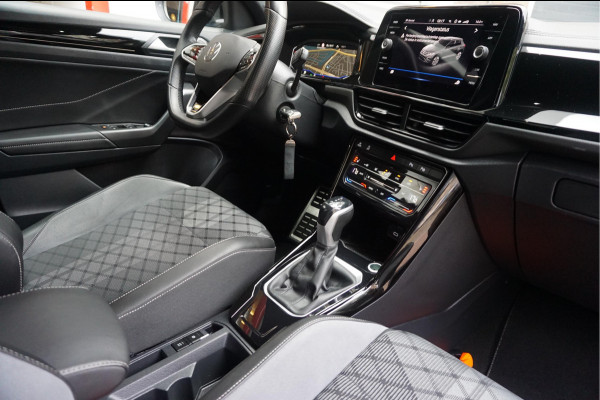 Volkswagen T-Roc 1.5 TSI R-Line Black Style | Facelift | Panoramadak | IQ light | Virtual cockpit | Adaptive + Lane departure | Apple Carplay | Sfeerverlichting | Dealer onderhouden Business+