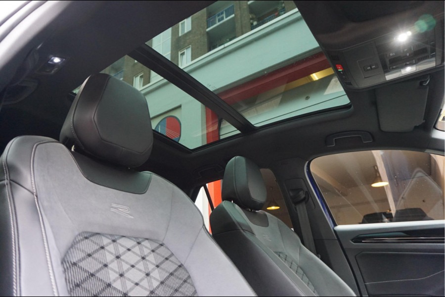 Volkswagen T-Roc 1.5 TSI R-Line Black Style | Facelift | Panoramadak | IQ light | Virtual cockpit | Adaptive + Lane departure | Apple Carplay | Sfeerverlichting | Dealer onderhouden Business+