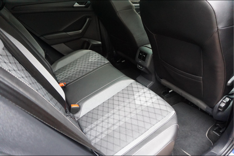 Volkswagen T-Roc 1.5 TSI R-Line Black Style | Facelift | Panoramadak | IQ light | Virtual cockpit | Adaptive + Lane departure | Apple Carplay | Sfeerverlichting | Dealer onderhouden Business+