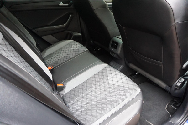 Volkswagen T-Roc 1.5 TSI R-Line Black Style | Facelift | Panoramadak | IQ light | Virtual cockpit | Adaptive + Lane departure | Apple Carplay | Sfeerverlichting | Dealer onderhouden Business+