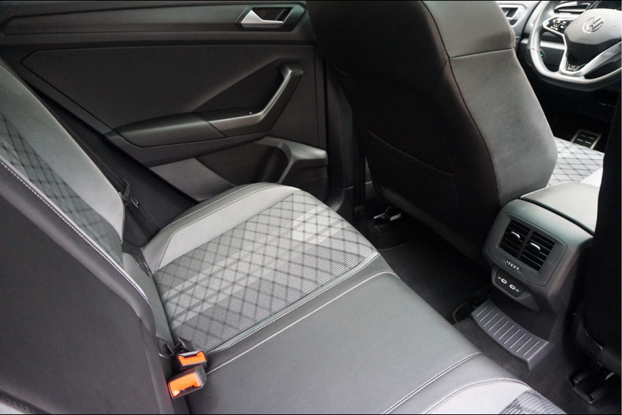 Volkswagen T-Roc 1.5 TSI R-Line Black Style | Facelift | Panoramadak | IQ light | Virtual cockpit | Adaptive + Lane departure | Apple Carplay | Sfeerverlichting | Dealer onderhouden Business+