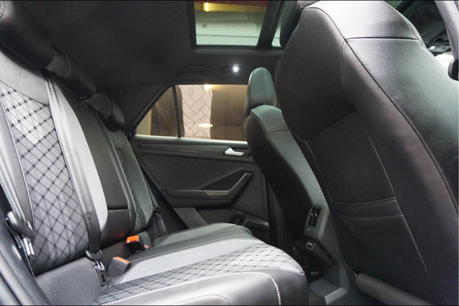 Volkswagen T-Roc 1.5 TSI R-Line Black Style | Facelift | Panoramadak | IQ light | Virtual cockpit | Adaptive + Lane departure | Apple Carplay | Sfeerverlichting | Dealer onderhouden Business+