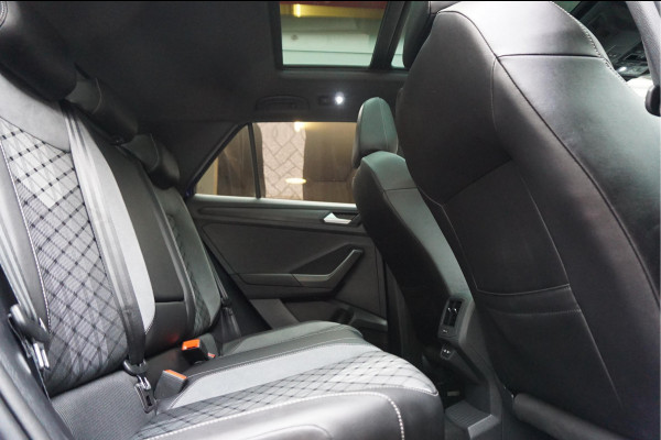 Volkswagen T-Roc 1.5 TSI R-Line Black Style | Facelift | Panoramadak | IQ light | Virtual cockpit | Adaptive + Lane departure | Apple Carplay | Sfeerverlichting | Dealer onderhouden Business+
