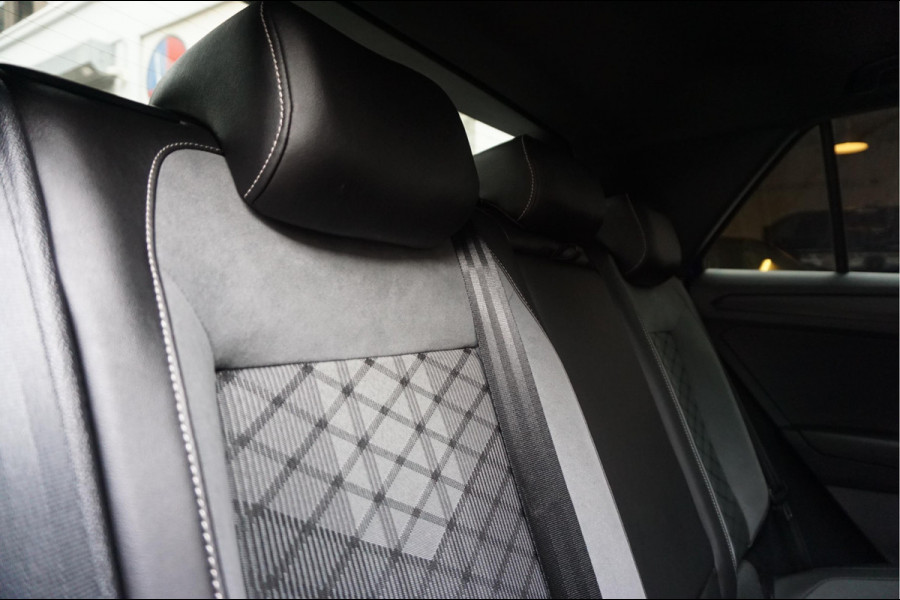 Volkswagen T-Roc 1.5 TSI R-Line Black Style | Facelift | Panoramadak | IQ light | Virtual cockpit | Adaptive + Lane departure | Apple Carplay | Sfeerverlichting | Dealer onderhouden Business+