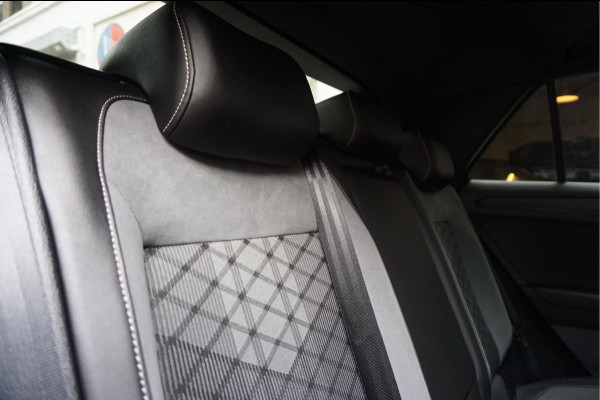 Volkswagen T-Roc 1.5 TSI R-Line Black Style | Facelift | Panoramadak | IQ light | Virtual cockpit | Adaptive + Lane departure | Apple Carplay | Sfeerverlichting | Dealer onderhouden Business+