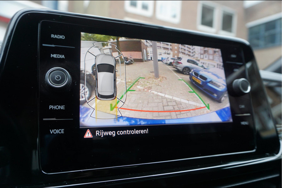 Volkswagen T-Roc 1.5 TSI R-Line Black Style | Facelift | Panoramadak | IQ light | Virtual cockpit | Adaptive + Lane departure | Apple Carplay | Sfeerverlichting | Dealer onderhouden Business+