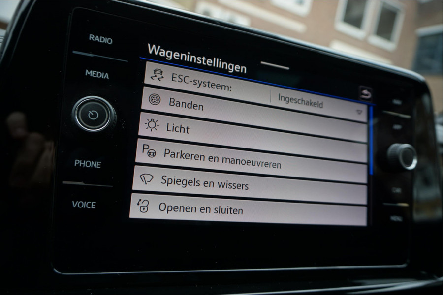 Volkswagen T-Roc 1.5 TSI R-Line Black Style | Facelift | Panoramadak | IQ light | Virtual cockpit | Adaptive + Lane departure | Apple Carplay | Sfeerverlichting | Dealer onderhouden Business+