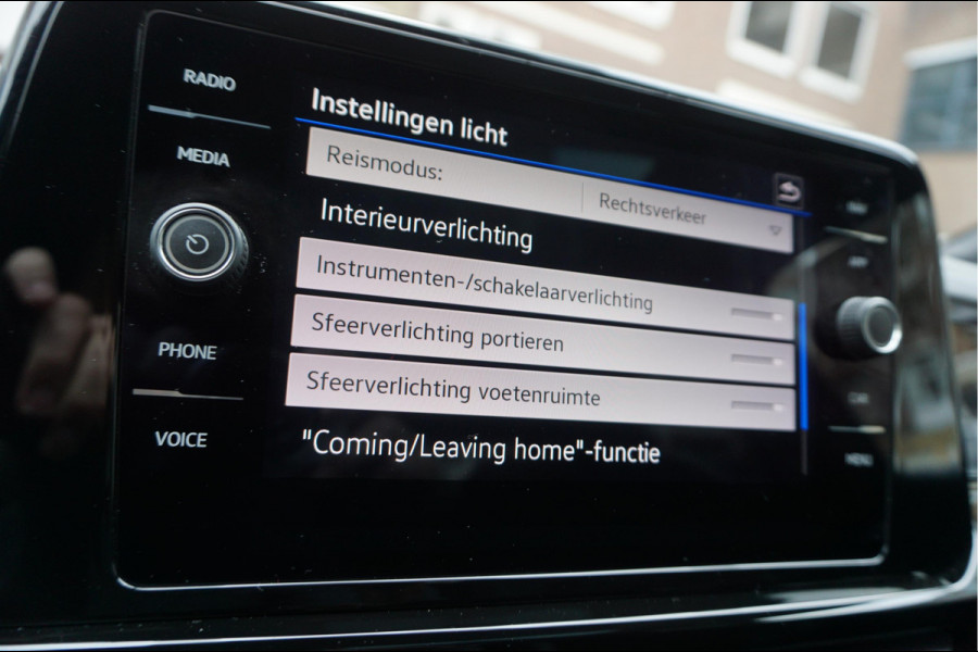 Volkswagen T-Roc 1.5 TSI R-Line Black Style | Facelift | Panoramadak | IQ light | Virtual cockpit | Adaptive + Lane departure | Apple Carplay | Sfeerverlichting | Dealer onderhouden Business+