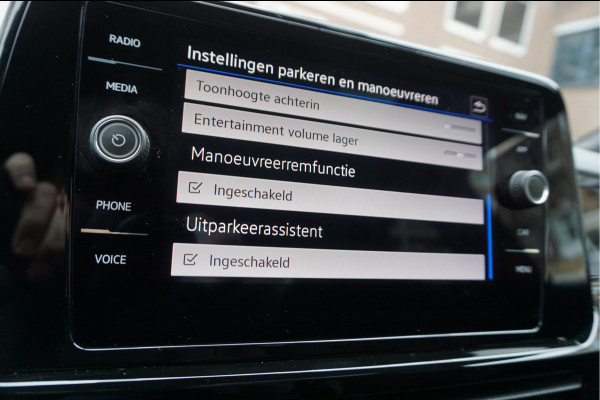 Volkswagen T-Roc 1.5 TSI R-Line Black Style | Facelift | Panoramadak | IQ light | Virtual cockpit | Adaptive + Lane departure | Apple Carplay | Sfeerverlichting | Dealer onderhouden Business+